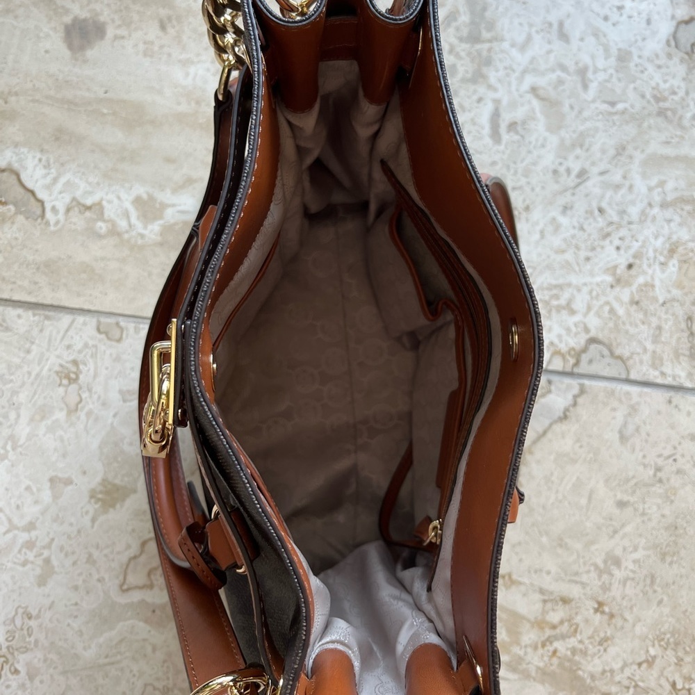 LIKE NEW! MICHAEL Michael Kors Hamilton MK
Logo Satchel - Picture 9 of 15